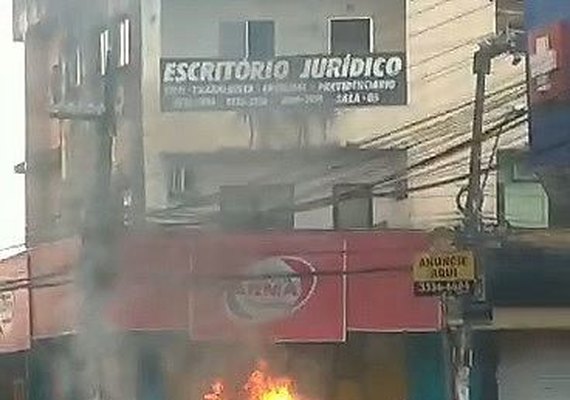 Carro pega fogo na Avenida Pratagy no Benedito Bentes