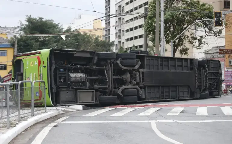 Ônibus com 46 pessoas capota em rodovia de MG e deixa 11 mortos; há crianças entre as vítimas