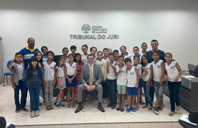 Alunos de escola pública de Quebrangulo visitam Fórum da cidade