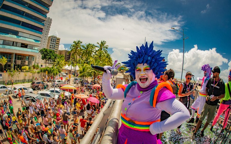 Sol e carnaval: combinação exige cuidados redobrados com a pele