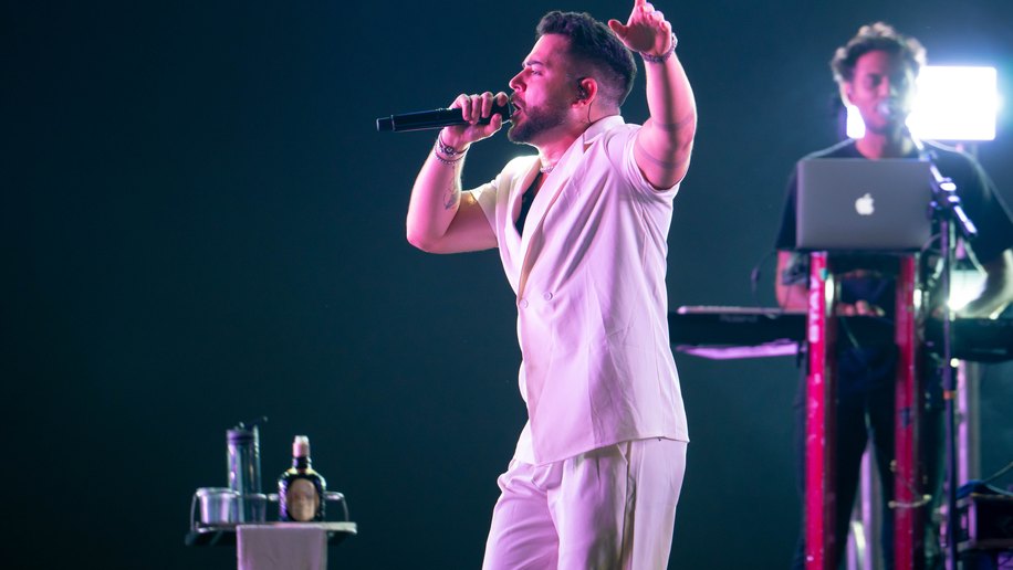 Pablo esgota shows em São Paulo e Rio e celebra nova fase com o álbum "O Amor é Brega"