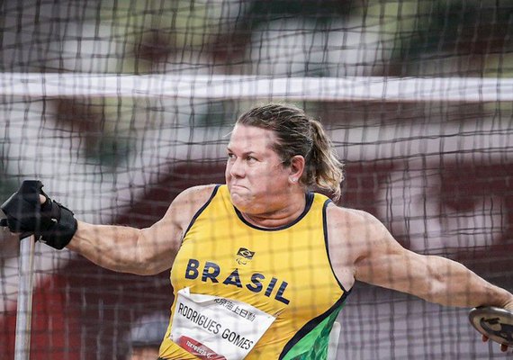 Elizabeth Gomes é ouro e bate recorde mundial no lançamento de disco