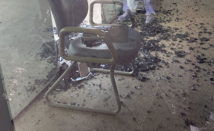 Detritos da bomba caseira espalhados pelo chão do hospital
