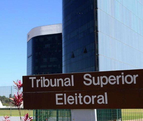 Juristas criticam suspensão de canal de Janones e falam em censura prévia do TSE
