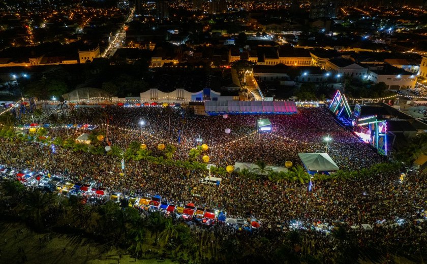 Turistas de várias regiões do país movimentam a economia de Maceió