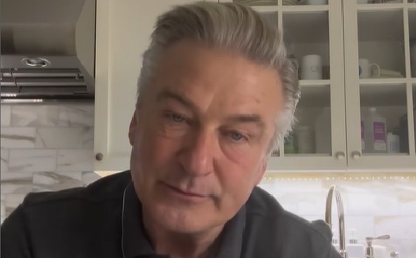 Alec Baldwin chora com arquivamento do julgamento por homicídio no set de 'Rust'