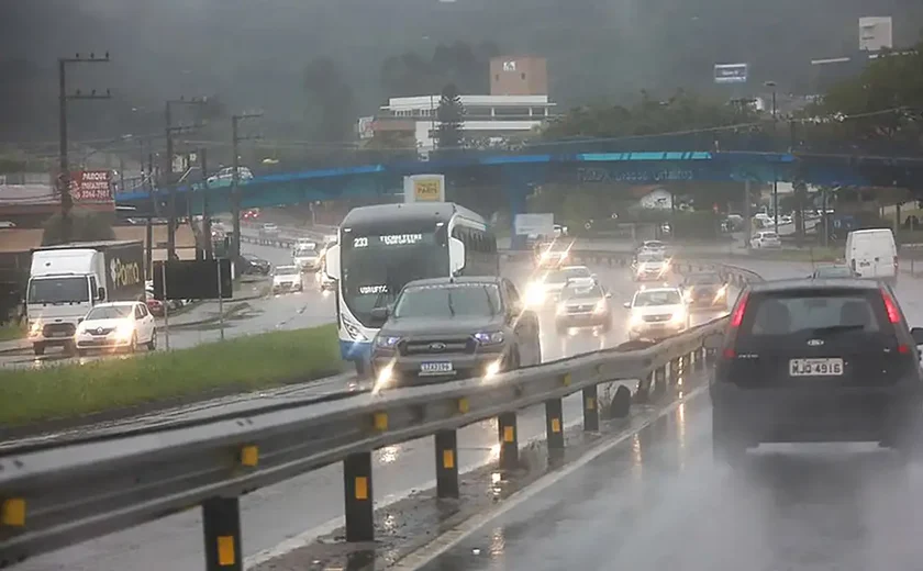 São Paulo tem ruas e estação do Metrô alagadas após fortes chuvas 