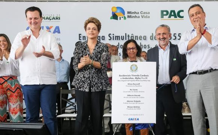Dilma diz ter coragem para enfrentar quem quer atropelar a democracia