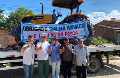 Deputado Galba Novaes entrega trator ao povoado Barra do Itiuba em Porto Real do Colégio