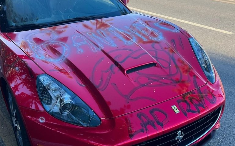 Ferrari vandalizada em frente à cadeira gigante desperta especulações
