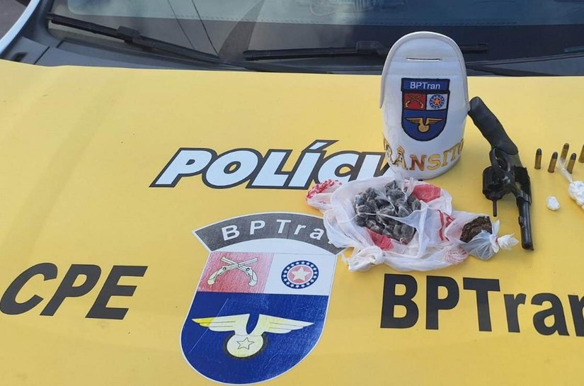 Passageiro é preso pela PM transportando arma e drogas acompanhado de três crianças