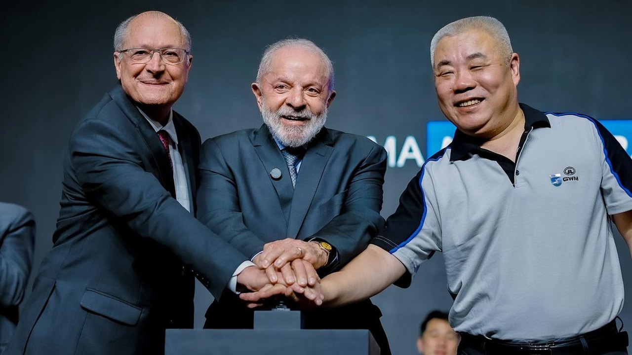 Em inauguração de montadora, Lula defende relação comercial com China