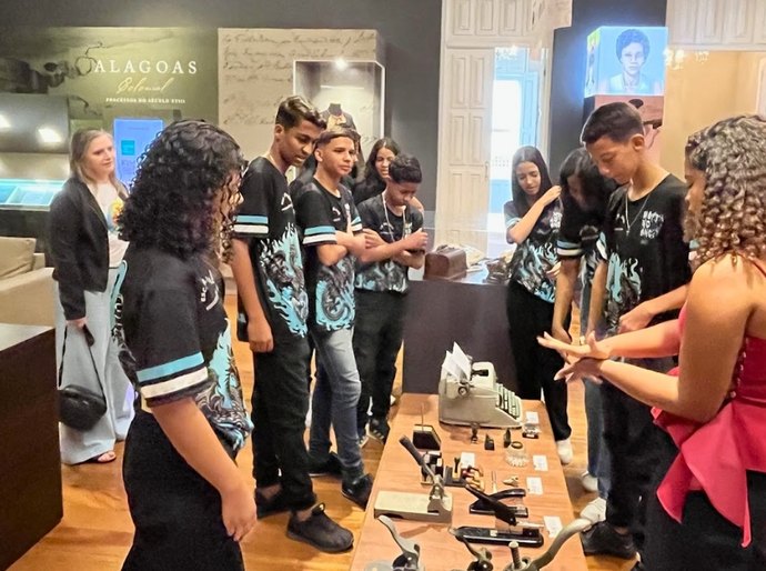 Estudantes mergulham na história da escrita em visita ao Centro de Cultura e Memória do TJAL