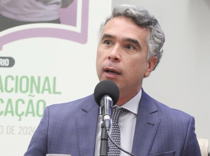 Rafael Brito se posiciona contra proposta que diminui os recursos da Educação no Brasil