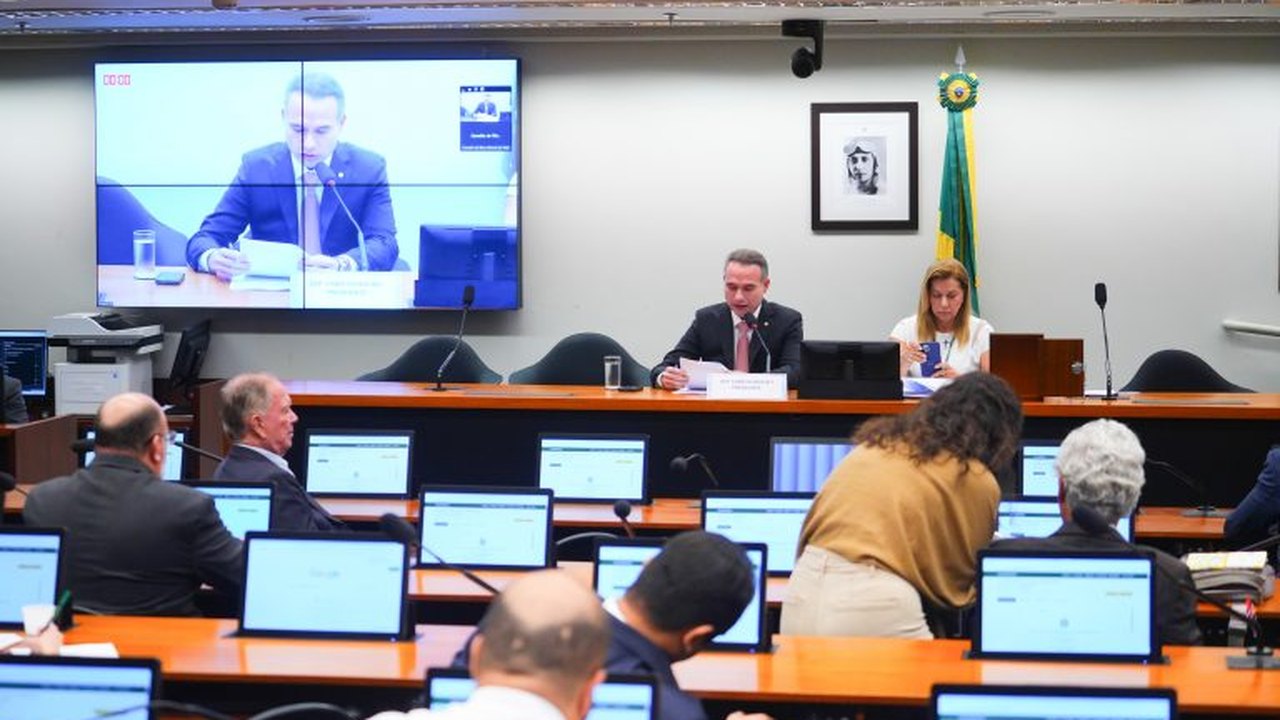 Presidente do Conselho de Ética da Câmara compara Eduardo Bolsonaro a aluno: 'por mais que tenha nota, tem que ter frequência'