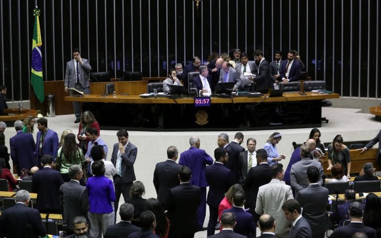 Câmara analisa urgência de projeto sobre fake news; acompanhe