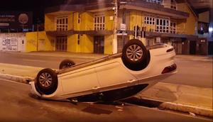Arma de fogo falsa é encontrada dentro de carro capotado em Aracaju / Foto: Foto: CPTran/SE