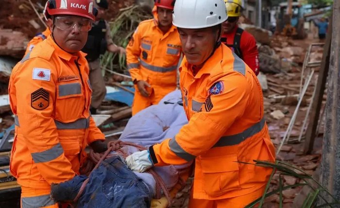 Resgates de corpos durante deslizamento de terra em Juiz de Fora