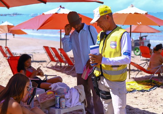 Ronda no Bairro comemora Dia Mundial do Turista com panfletagem na orla de Maceió