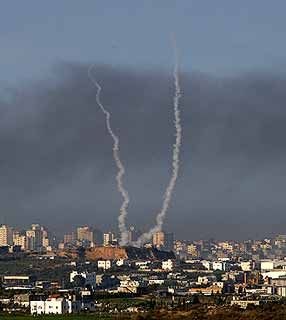 Rastros de fumaça dos foguetes do Hamas são vistos no norte da Faixa de Gaza
