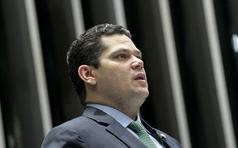 Alcolumbre se reúne com Bolsonaro e prega ‘pacificação’