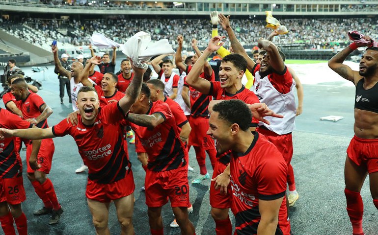 Athletico-PR perde nos 90 minutos, mas bate Botafogo nos pênaltis e avança na Copa do Brasil