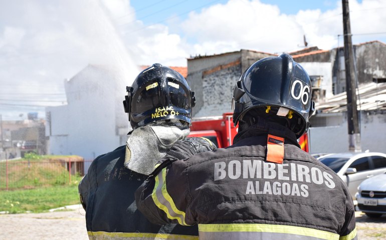 Corpo de Bombeiros controla incêndio em Galpão no Clima Bom