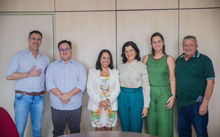 Equipe da Pestalozzi Arapiraca visita a Sefaz para discutir projeto de comercialização de órteses e próteses