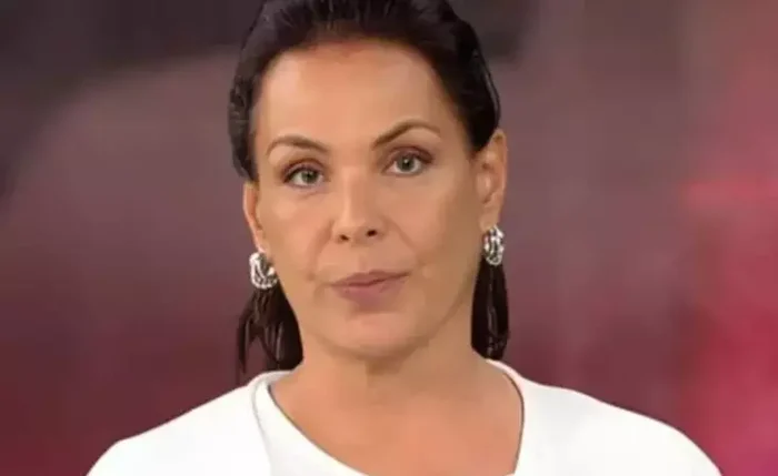 Carolina Ferraz comandava o programa dominical desde 2020