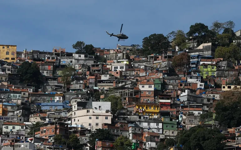 Delegado é resgatado após entrar por engano em favela do Rio