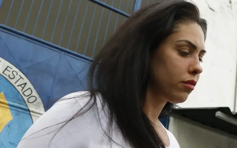 Juíza manda soltar Monique Medeiros, mãe de Henry Borel, e mantém prisão de Jairinho