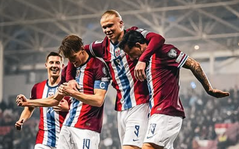 Haaland sofre lesão no tornozelo após se chocar com placa de publicidade e desfalca o City