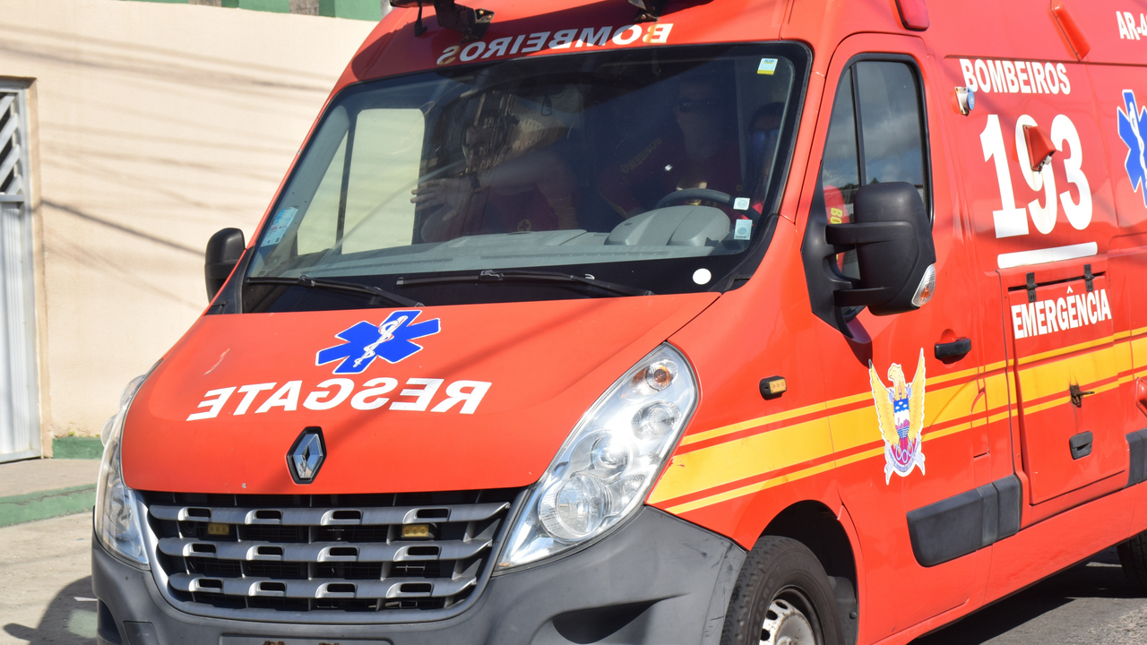 Corpo de Bombeiros resgata vítima de colisão de carro com patinete em Rio Largo