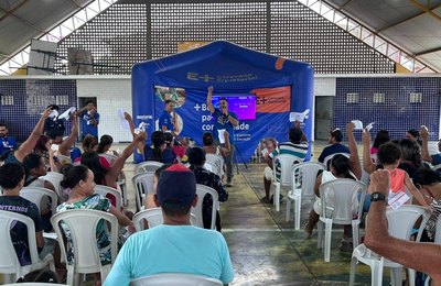 “Deus sabe que eu estava precisando”: emoção marca entrega de geladeiras em Penedo e Barra de Santo Antônio