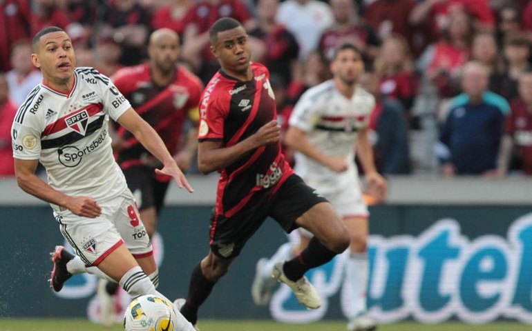 São Paulo perde do Athletico-PR e soma 5º jogo seguido sem vitória no Brasileirão