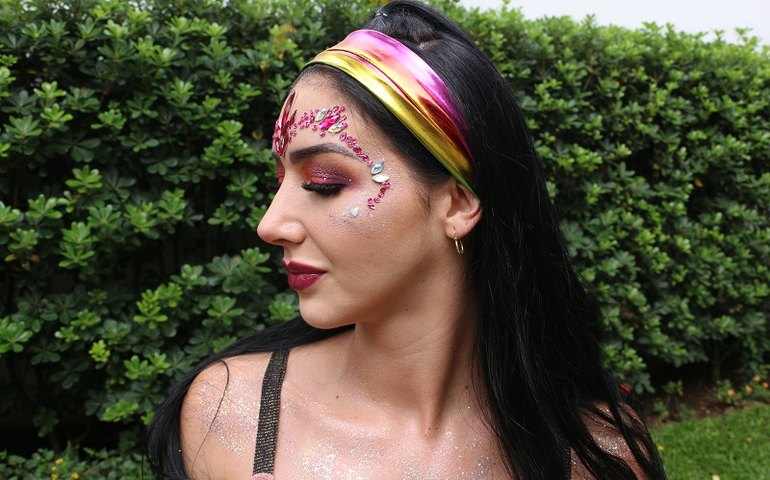 Maquiadores ensinam maquiagens carnavalescas para curtir a folia online