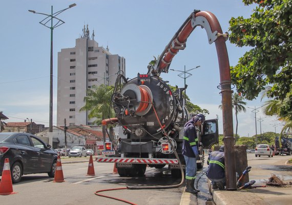 Entenda como lixo jogado nas ruas pode causar alagamentos em época de chuvas