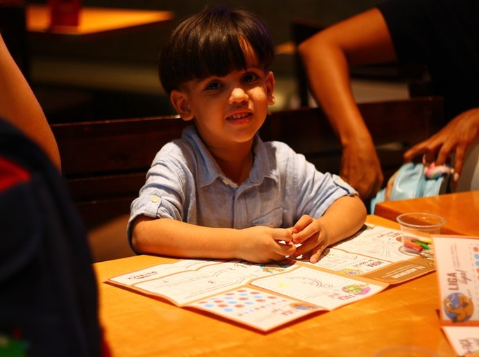 Abril Azul: Pestalozzi de Maceió realiza ação em parceria com Outback Steakhouse