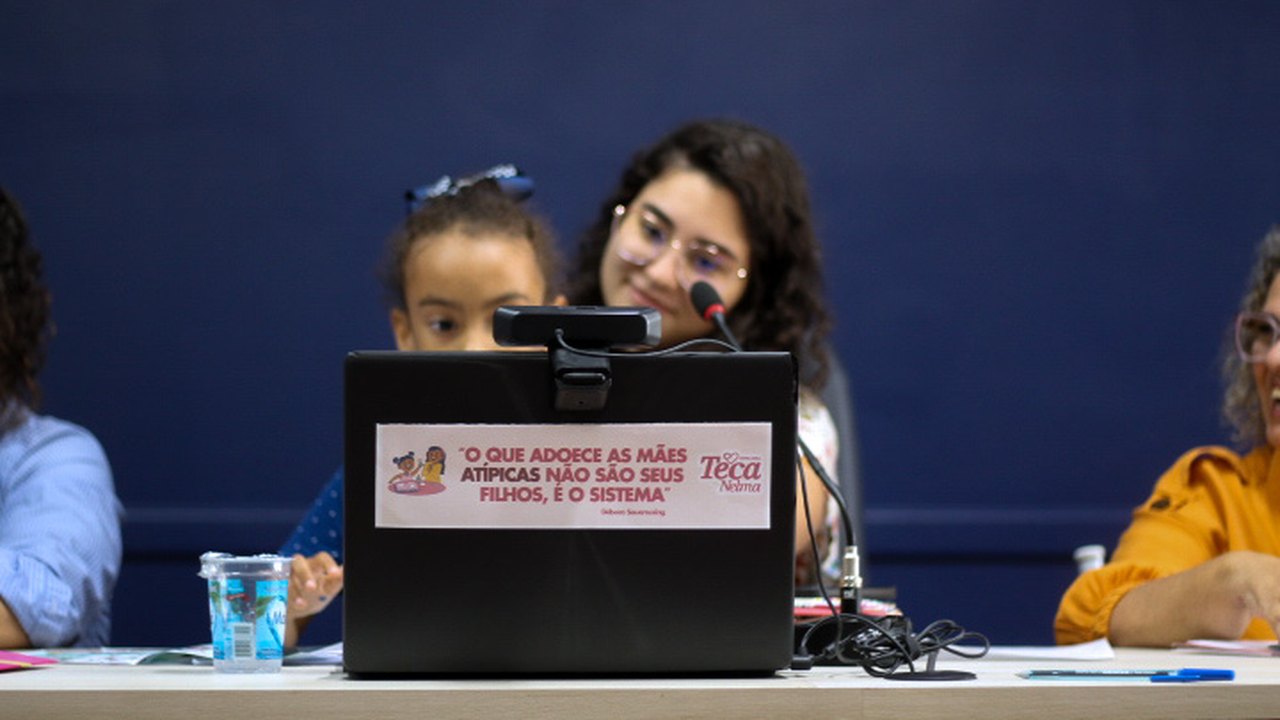 “As mães, em maioria, são as responsáveis pelo cuidado com seus filhos atípicos”, diz Teca Nelma em audiência pública
