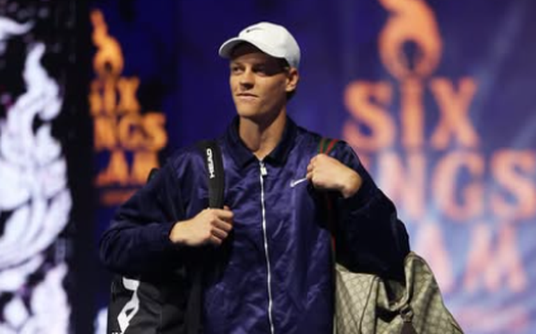 Sinner ganha raquete de ouro de R$ 1,5 milhão após título no Six Kings sobre Alcaraz