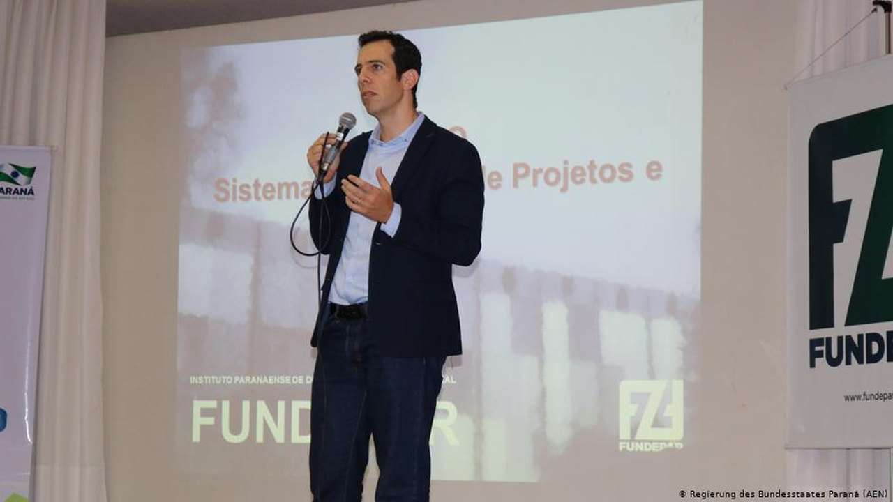 Após sofrer ataques, Renato Feder recusa convite para assumir MEC