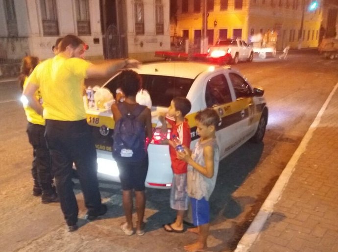 Agentes de trânsito fazem doação de alimentos para moradores de rua