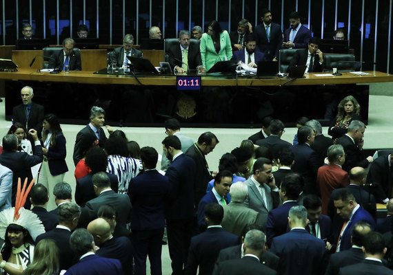 Câmara revoga novo seguro DPVAT e limita bloqueio de emendas