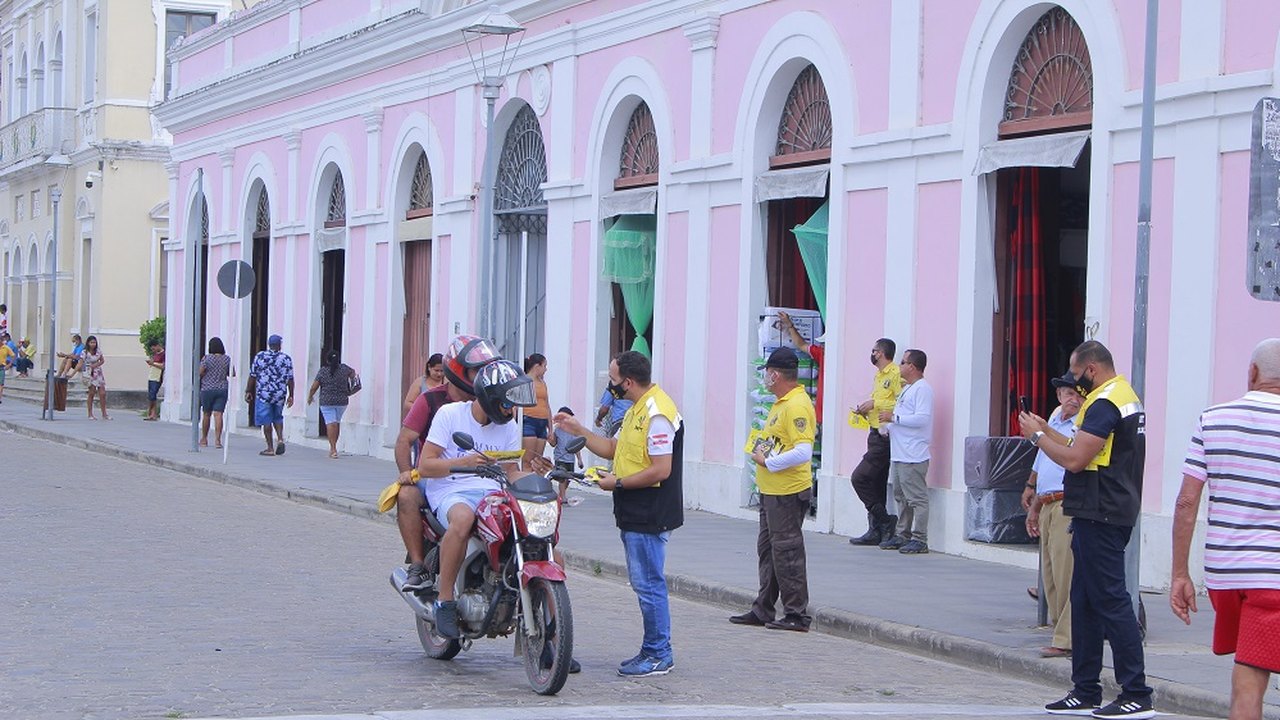 SMTT Penedo orienta motoristas e pedestres no Centro Histórico