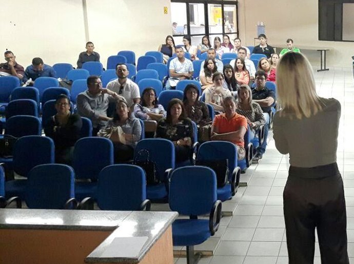 Lorena Sotto-Mayor ministra curso em Arapiraca para servidores da Justiça