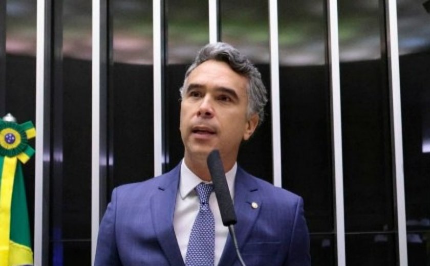 Deputado Rafael Brito assina termo de compromisso pela valorização dos professores