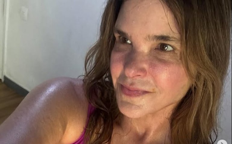 Cristiana Oliveira posa de topless em varanda e reflete sobre a chegada aos 61 anos