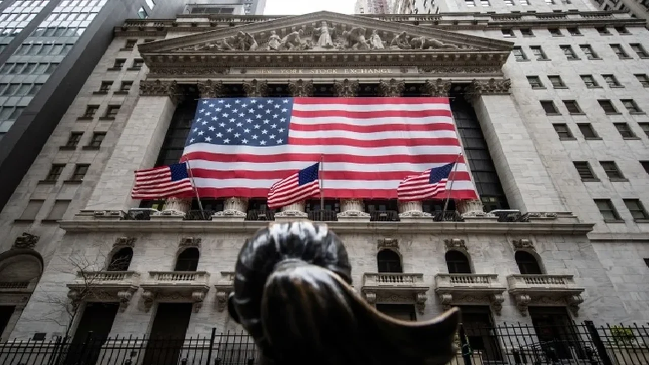 Bolsas de NY fecham sem sinal único com dados fracos e Fed divergente, mas Alphabet salta 9%