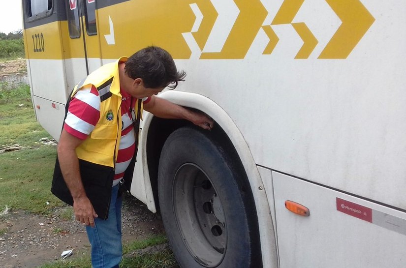 Ônibus passam por vistoria da SMTT no terminal do Eustáquio Gomes