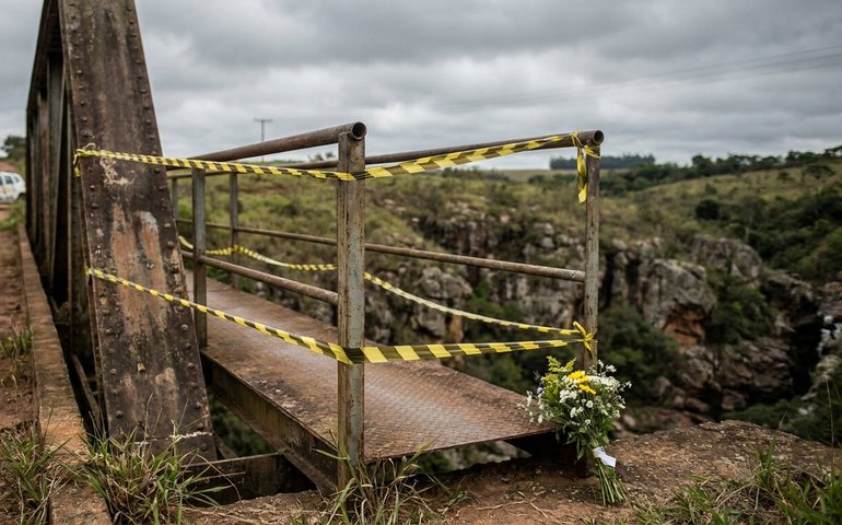Mãe lamenta morte de jovem que saltou de ponte sem corda de proteção